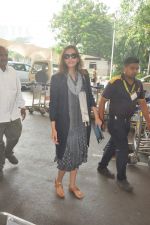 Sonam Kapoor snapped at airport on 21st Oct 2015